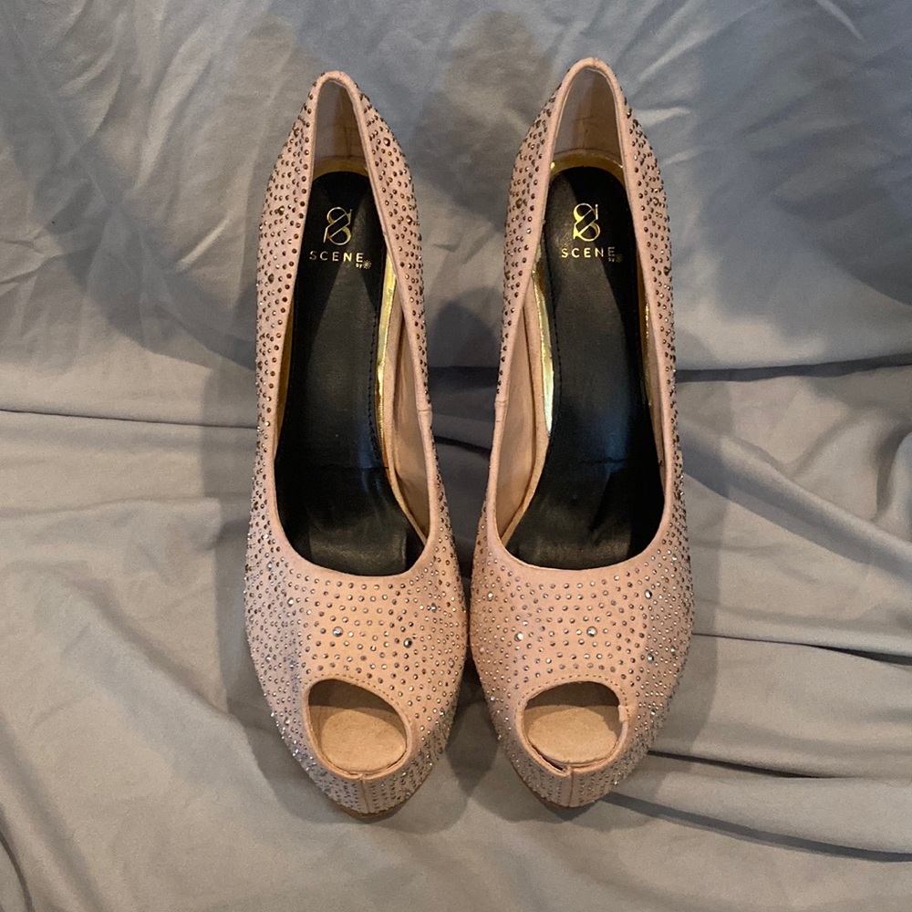Lightly worn -Champagne hombre rhinestone stiletto